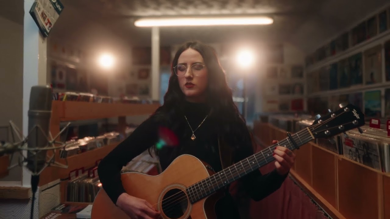 Toria Wooff - Mountains (Live at Grey N Pink Records)