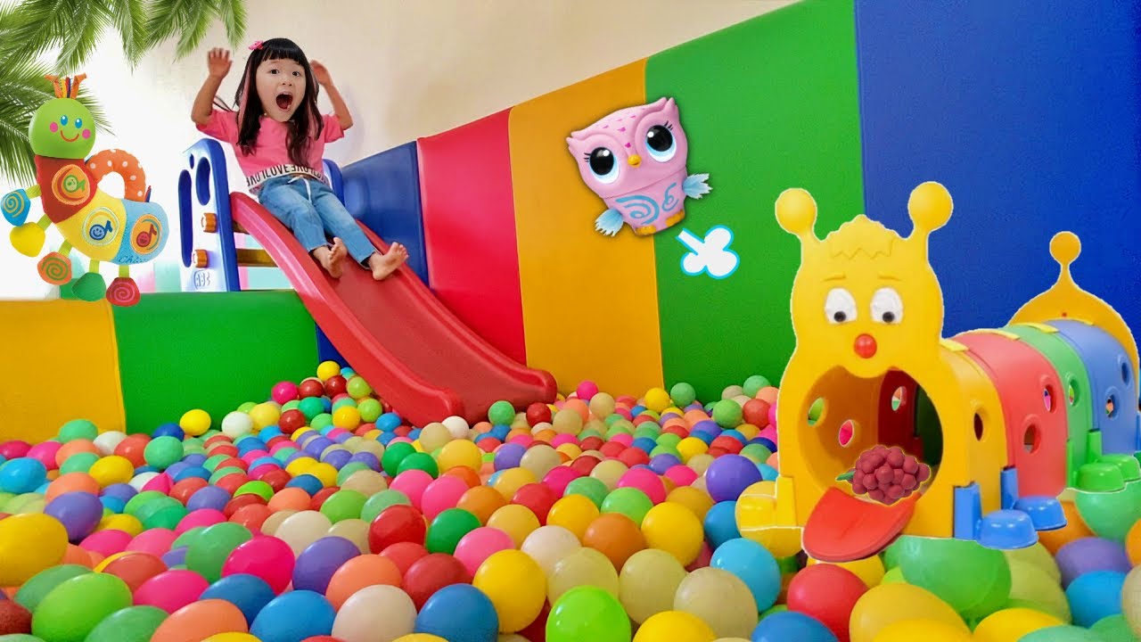 Main Perosotan Bola Warna Warni Ayunan dan Buka Mainan Burung Hantu Owleez Bisa Terbang