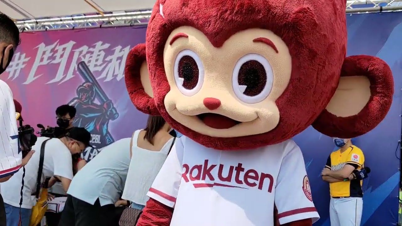 20220731中職明星簽名女孩和吉祥物過渡中，互動十分有趣，明年不知道會有什麼卡司，期望會更加厲害