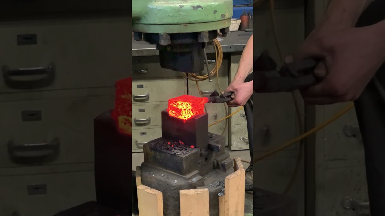 forgeage d'un lopin de damas