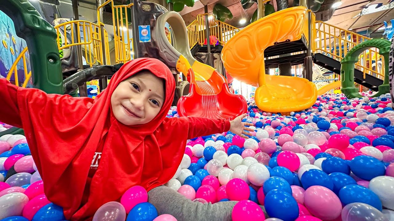 AQILA DAN PAPA BERMAIN SEPUASNYA DITAMAN BERMAIN PLAYGROUND INDOOR PLAYTOPIA