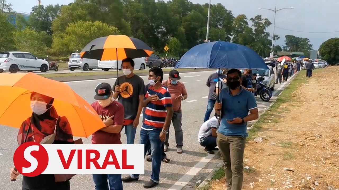 Thousands of Selangor flood victims queue up to collect aid