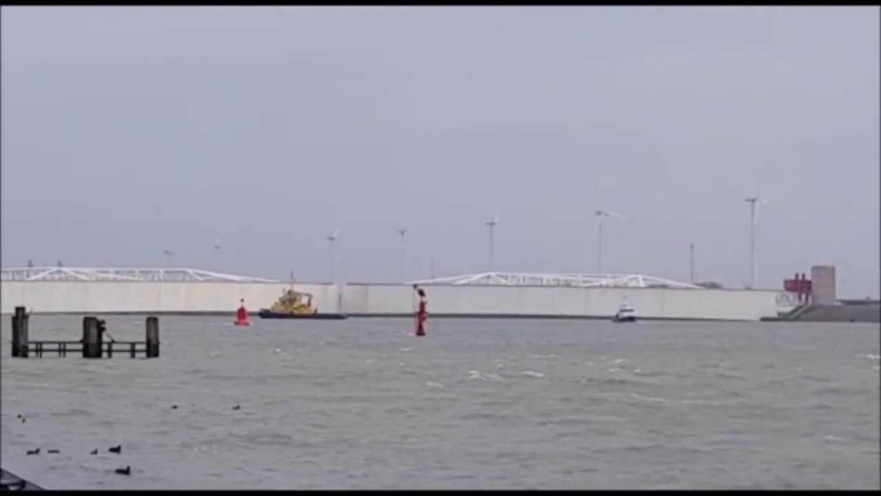 Sluiting Maeslantkering in Hoek van Holland