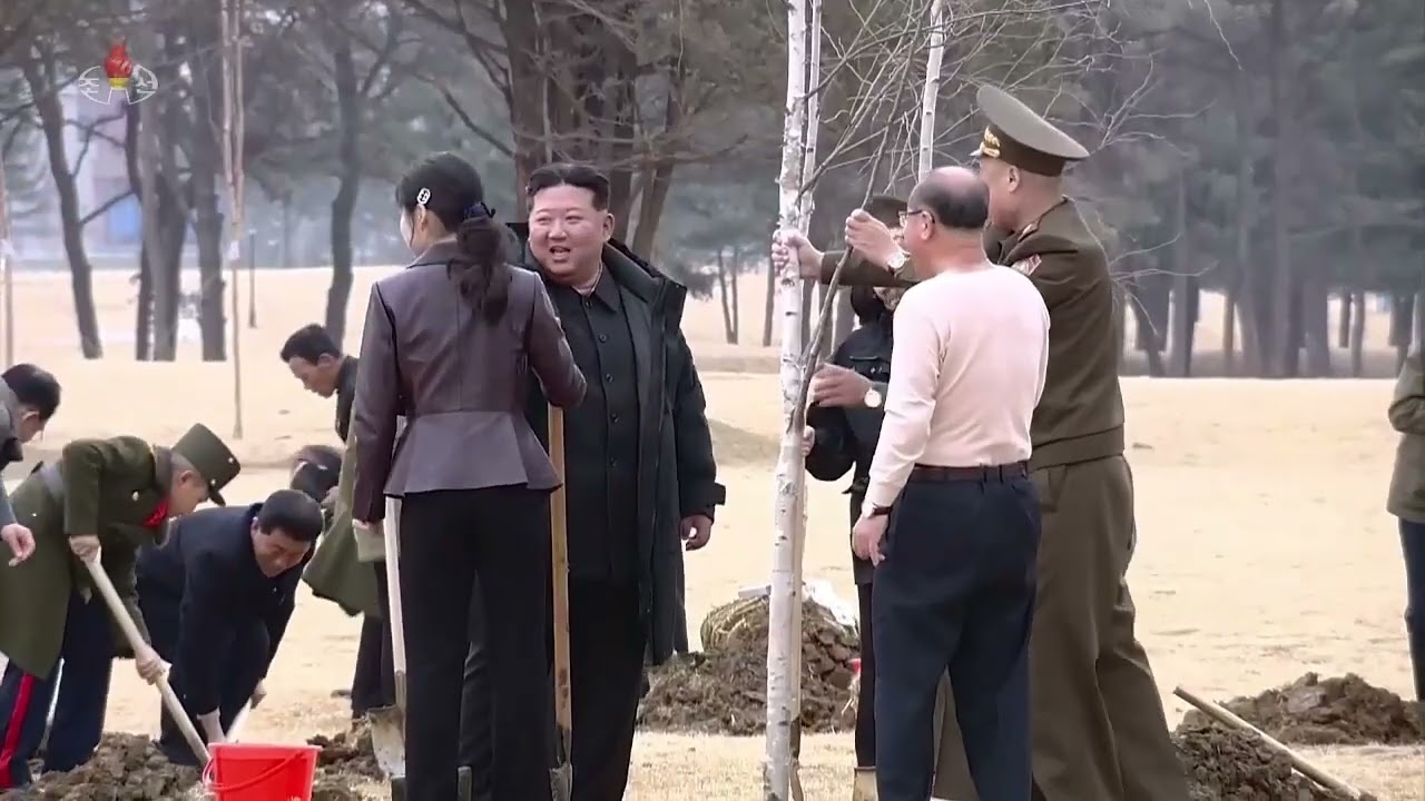 경애하는 김정은동지께서 식수절에 즈음하여 새별거리에서 나무를 심으시였다