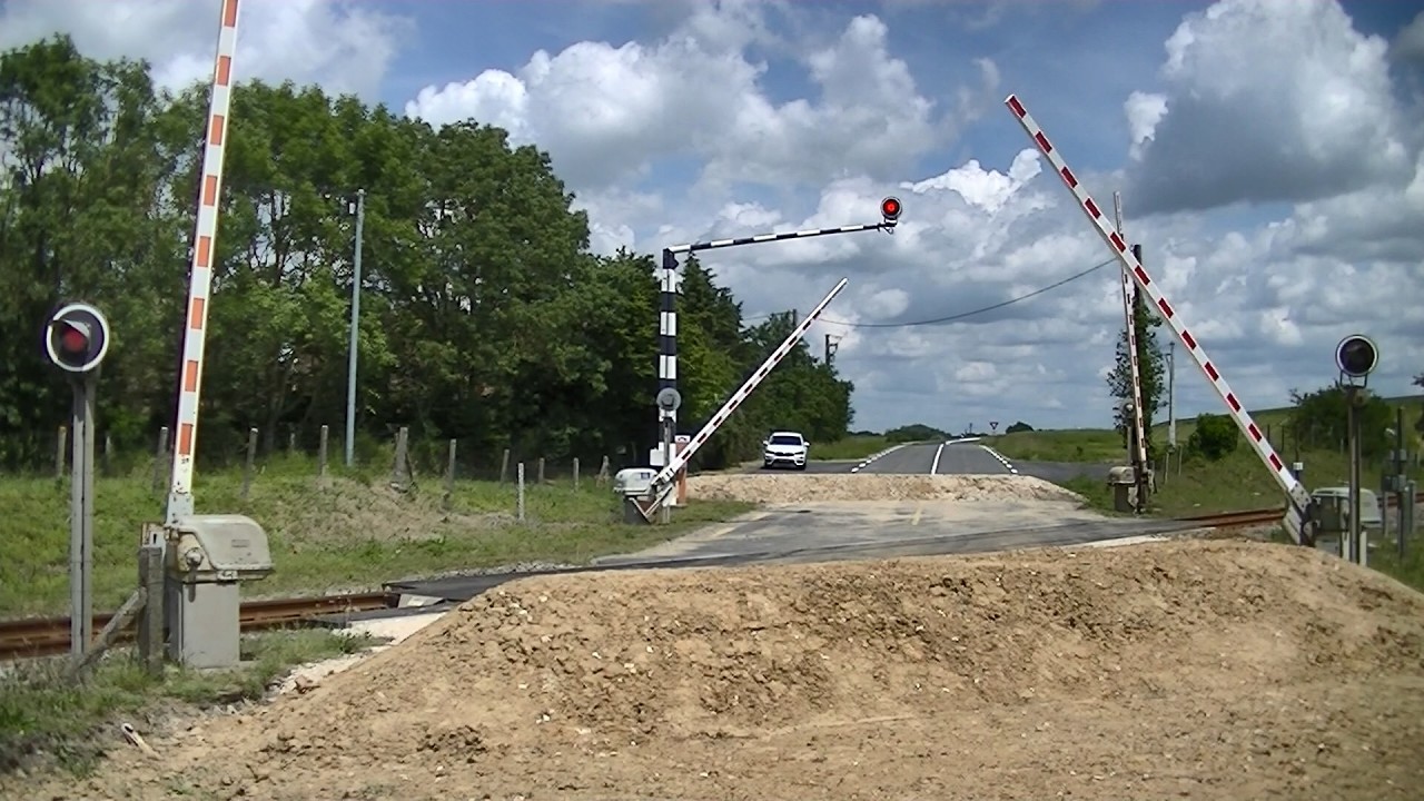 Spoorwegovergang Villechauve (F) // Railroad crossing // Passage à niveau