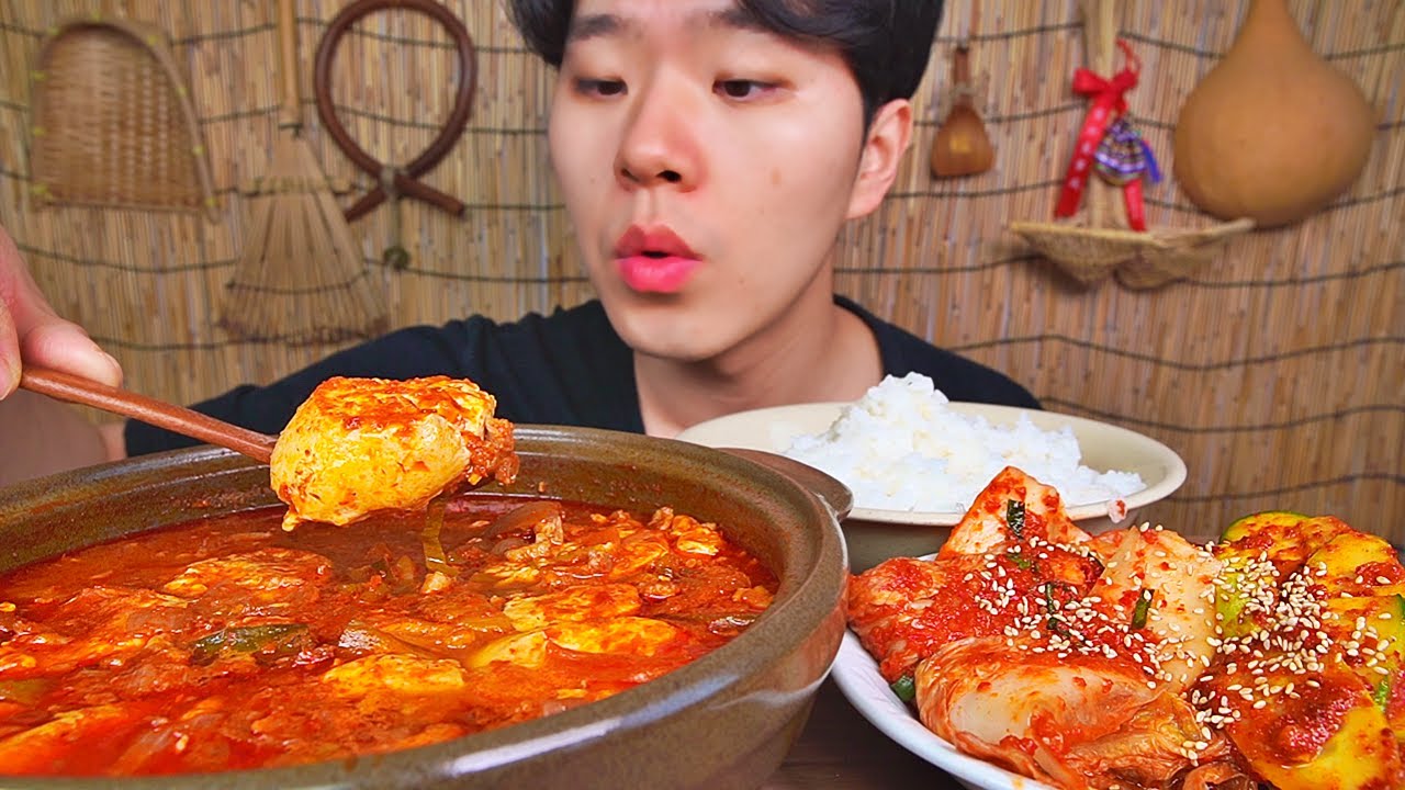 순두부찌개 뜨끈하게 끼리왔습니다. 얼어붙은 몸이 사르륵 녹았습니다. SOFT TOFU STEW KIMCHI KOREAN FOOD ASMR MUKBANG.