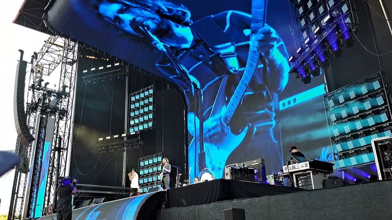Red Hot Chili Peppers (live) - Universally Speaking - Emirates Old Trafford, Manchester 2022