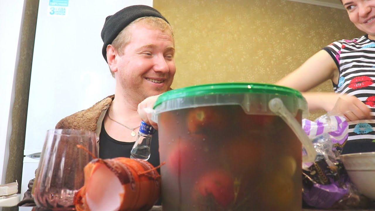 МУКБАНГ Пузырь водки за раз с Закусочкой (Сало, колбаска, соленья) ЖЕНА ругается и не даёт пить