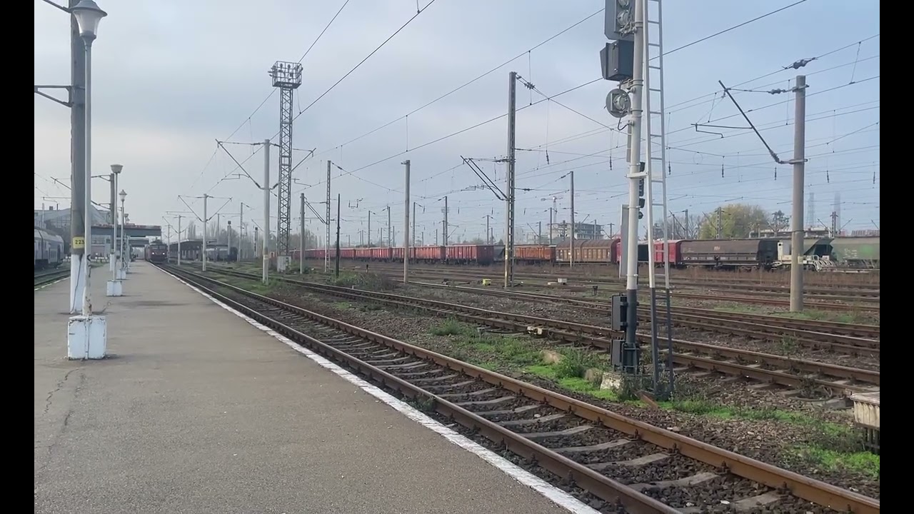 EA 034 a depoului Arad cu R-E 9918 pleacă din gara Craiova cu un mecanic de gașcă 