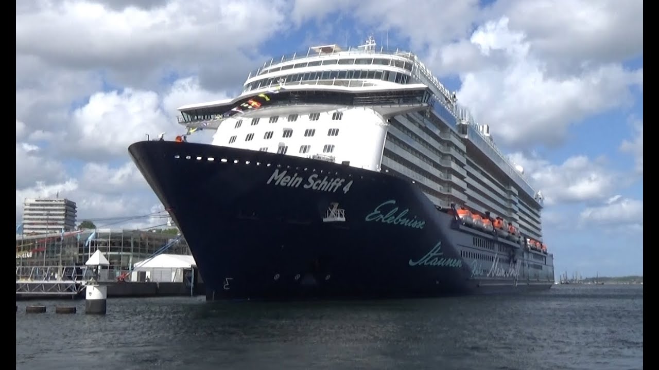 Mein Schiff 4 am Ostseekai in Kiel