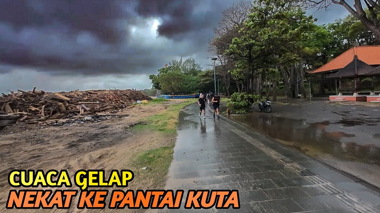 Cuaca Buruk !! Nekat Main Ke Pantai Kuta Bali