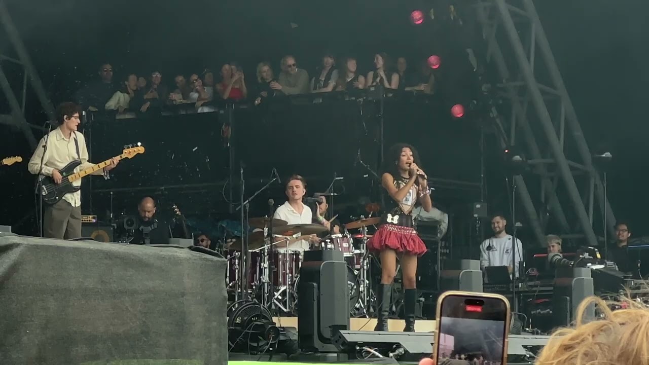 240628 Olivia Dean - Dive (Live in Glastonbury Festival)