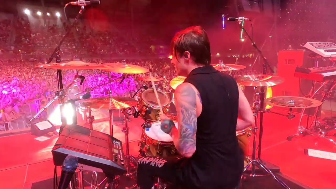 Forget Me Too LIVE with Machine Gun Kelly - Luke Holland