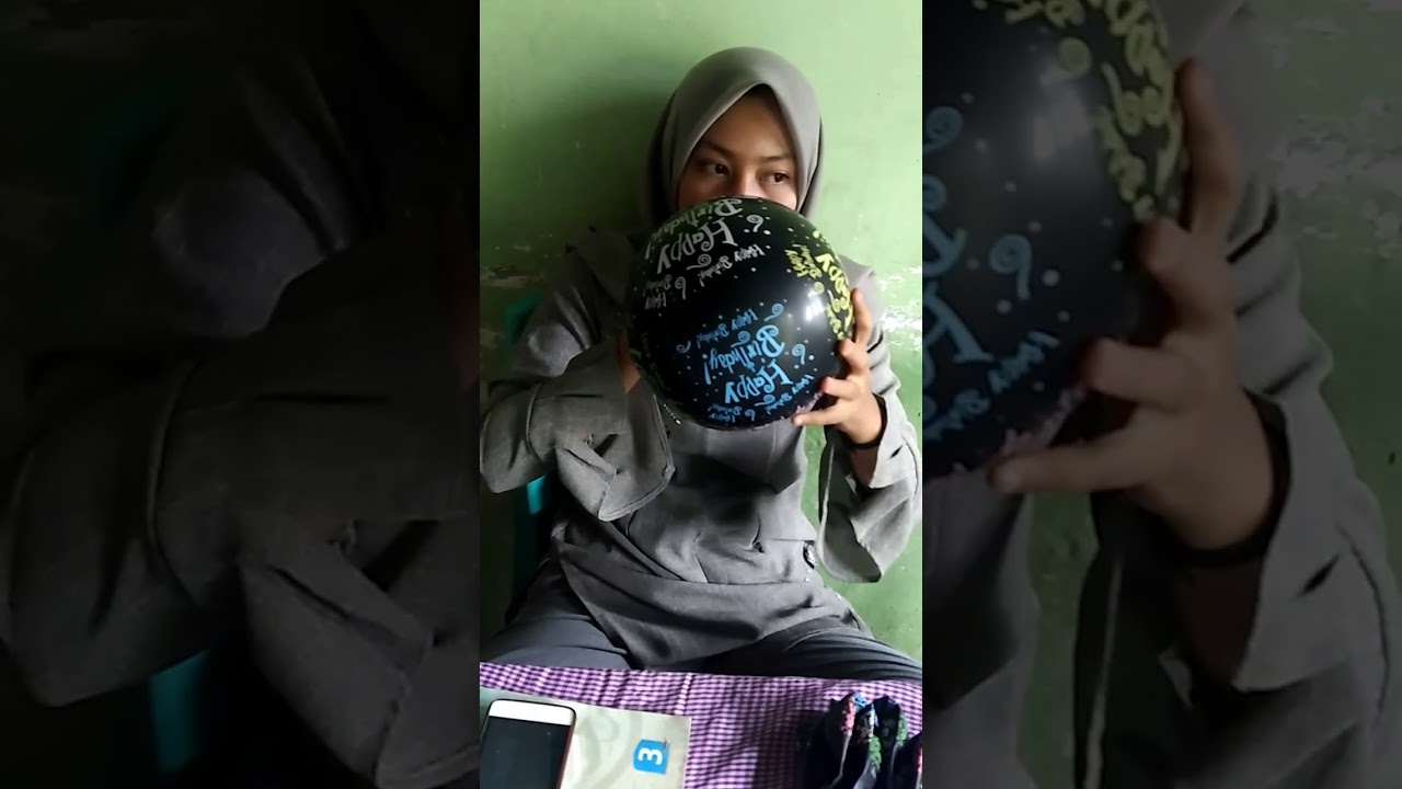 Cara yang benar dalam meniup balon ulang tahun.