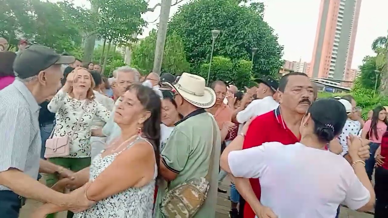 31 de enero 2026 tienes los ojos negro al estilo de los integrados parranderos 