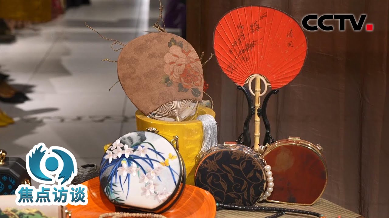 “锦绣之冠”宋锦、“软黄金”香云纱……这些走出博物馆的“古代织造”，如何解锁国潮“时裳”密码？| CCTV「焦点访谈」20250601