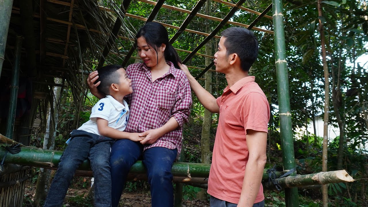 Homeless single mother receives more and more love from kind man - Builds a bamboo kitchen alone