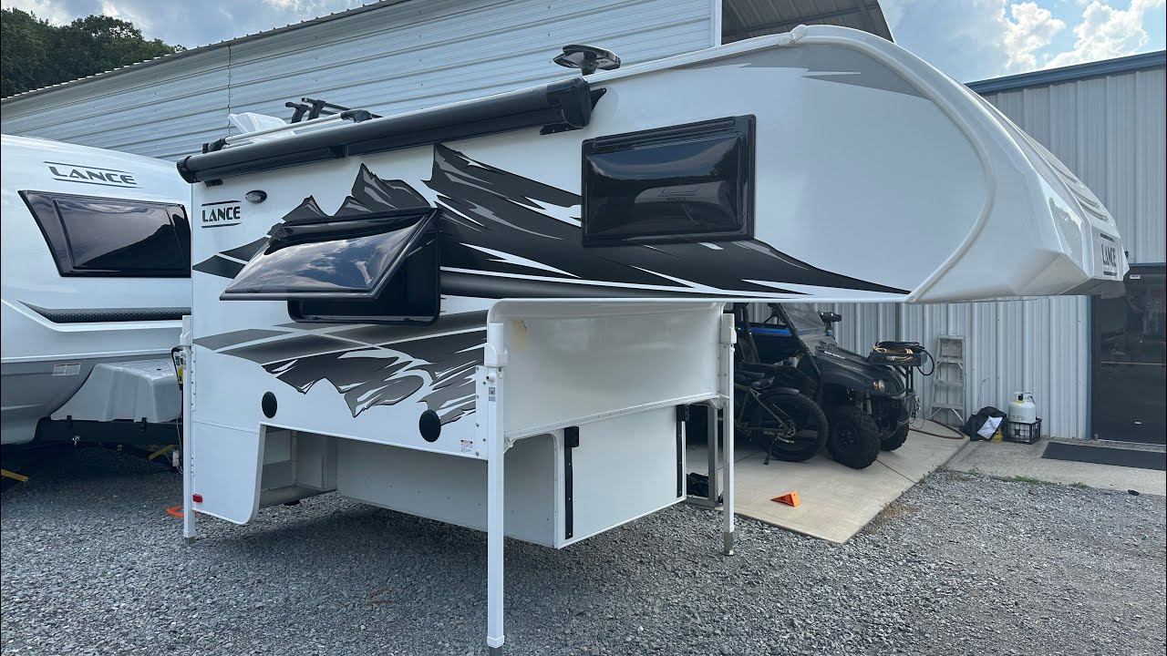 САМЫЙ МАЛЕНЬКИЙ, ЛЕГКИЙ, ДЕШЕВЫЙ 💰 ЧЕТЫРЕХСЕЗОННЫЙ кемпер Lance Truck Camper‼️ Lance 825 2024 года