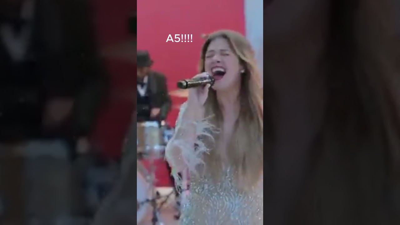 Kelly Clarkson NEW A5 belt LIVE in Underneath the Tree NFL Christmas Game Day! 