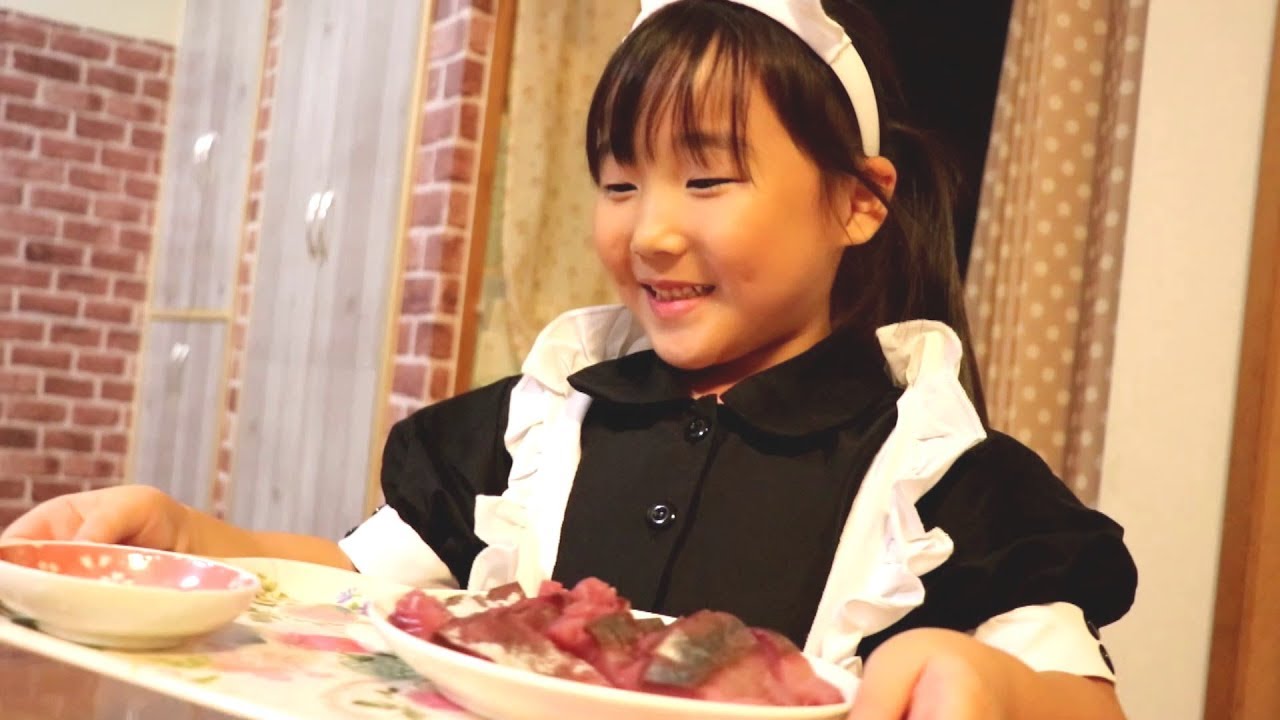 ウエイトレスが明るく楽しい喫茶店キムラで食事を楽しむ三姉妹