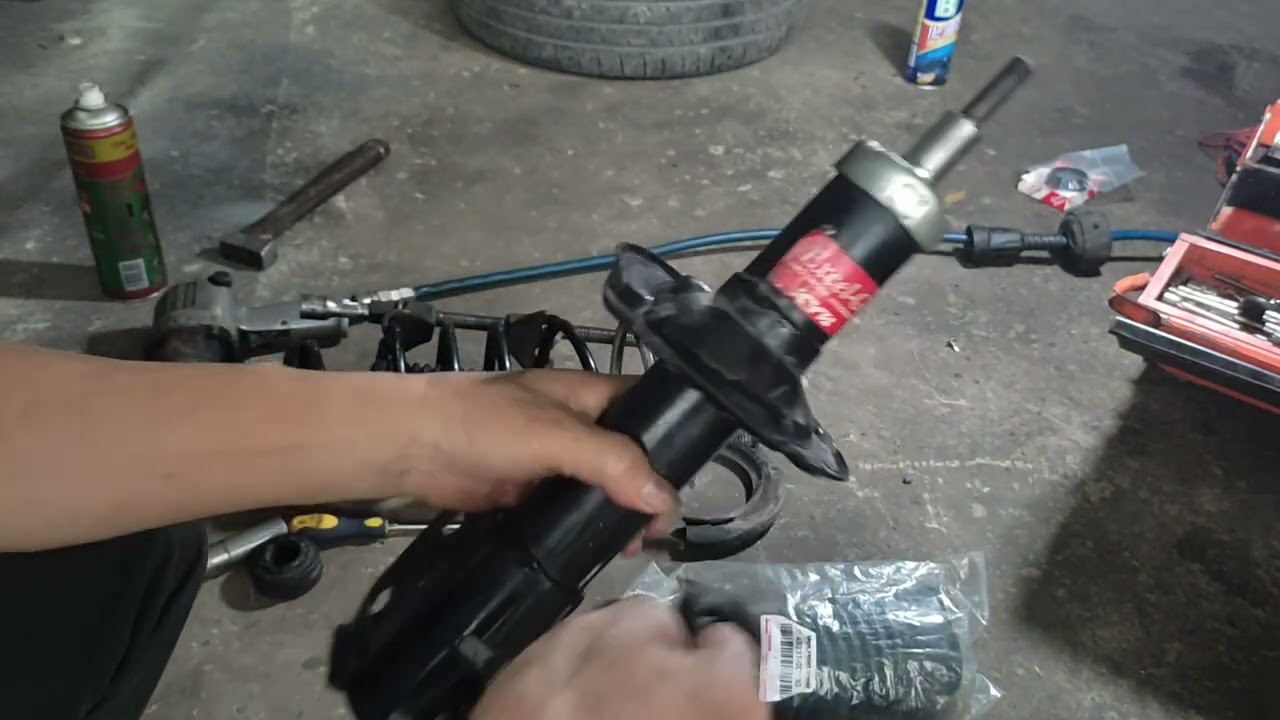 Thay chụp bụi phuộc và phốt láp Toyota Vios//garage Vương Hoàng