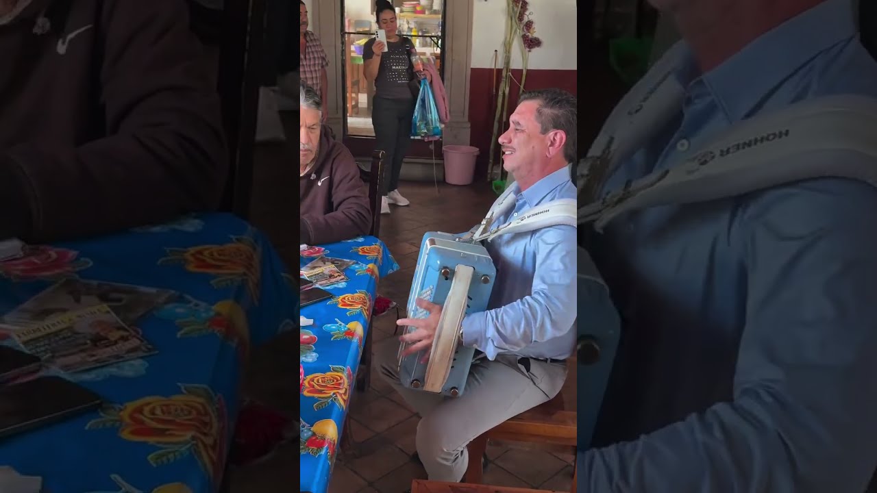 Los Alegres del Barranco con el padre pist0las