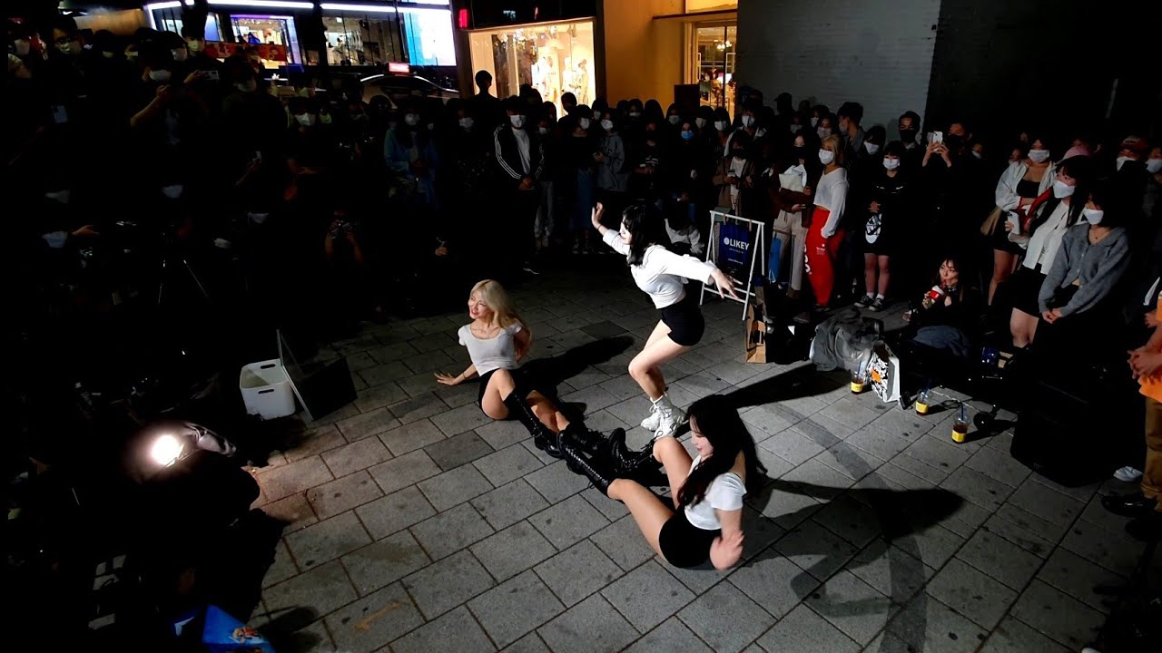 CLOCK. HONGDAE STREET BEAUTIFUL STUNNING PERFORMANCE.