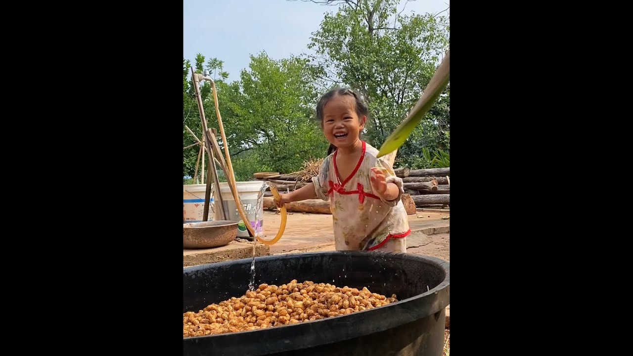 今天没有日常，只有娃#你们的孩子也是这样玩吗😂😂😂😄 #这才是童年真实的样子 #最纯真的笑容我家小萌娃
