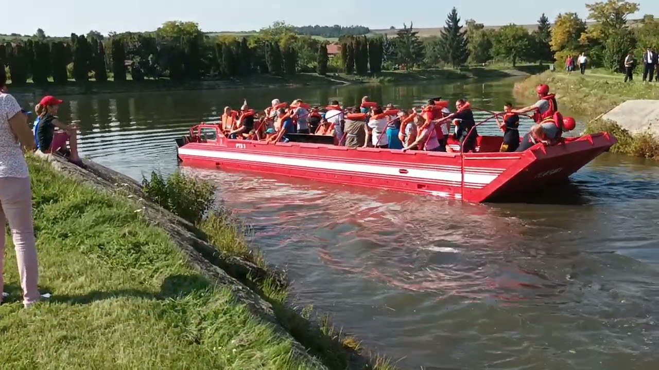 Transportér PTS-10 Záchranného útvaru HZS na rybníku v Hostěrádkách Rešově 11.9.2021