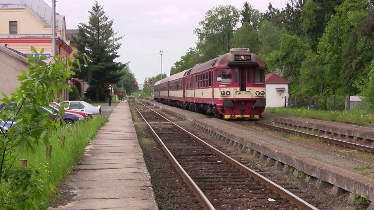 854 217 Maruška odjíždí se třemi vozy z Červeného Kostelce