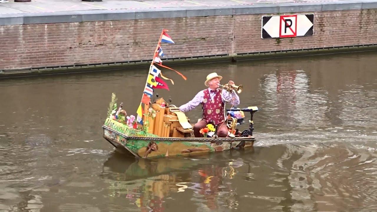 Reinier Sijpkens in zijn Notendop speelt samen met Boudewijn Zwart / carillon Westertoren Amsterdam