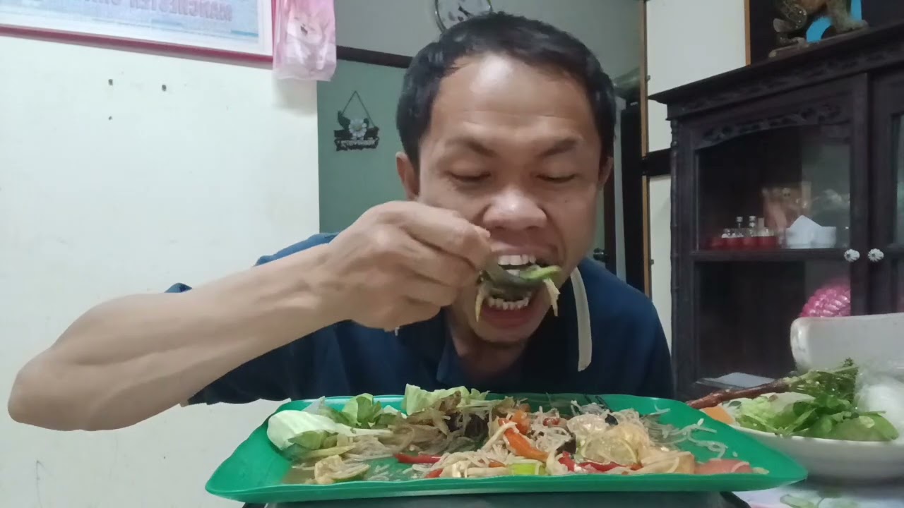 กินตำข้าวปุ้นกับดอกสะเดาลวก มีผักกรอบกินกับผักกระหล่ำคุ้ย จ้วดคักแช่บ