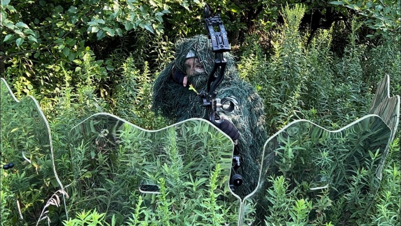 Bowhunting From The Ground//GhostBlind & Ghillie Suit