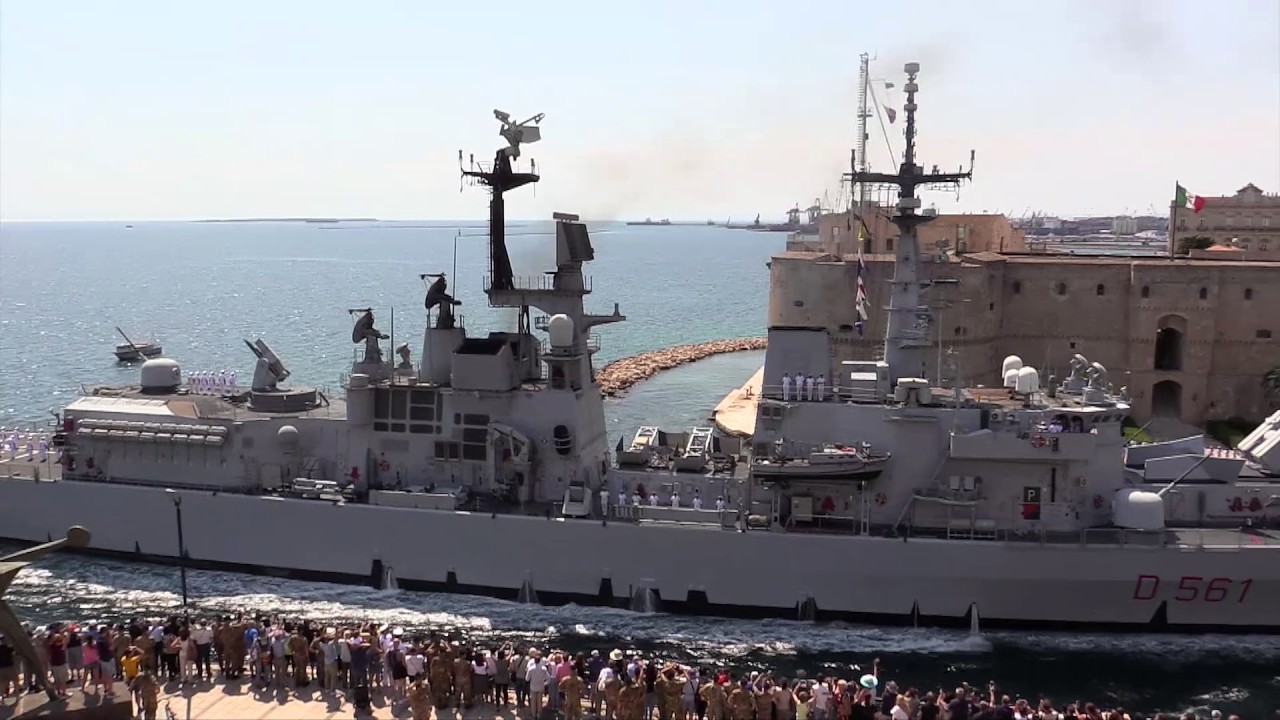 Passaggio ponte girevole di #Taranto di #NaveCarabiniere e #RomeoRomei