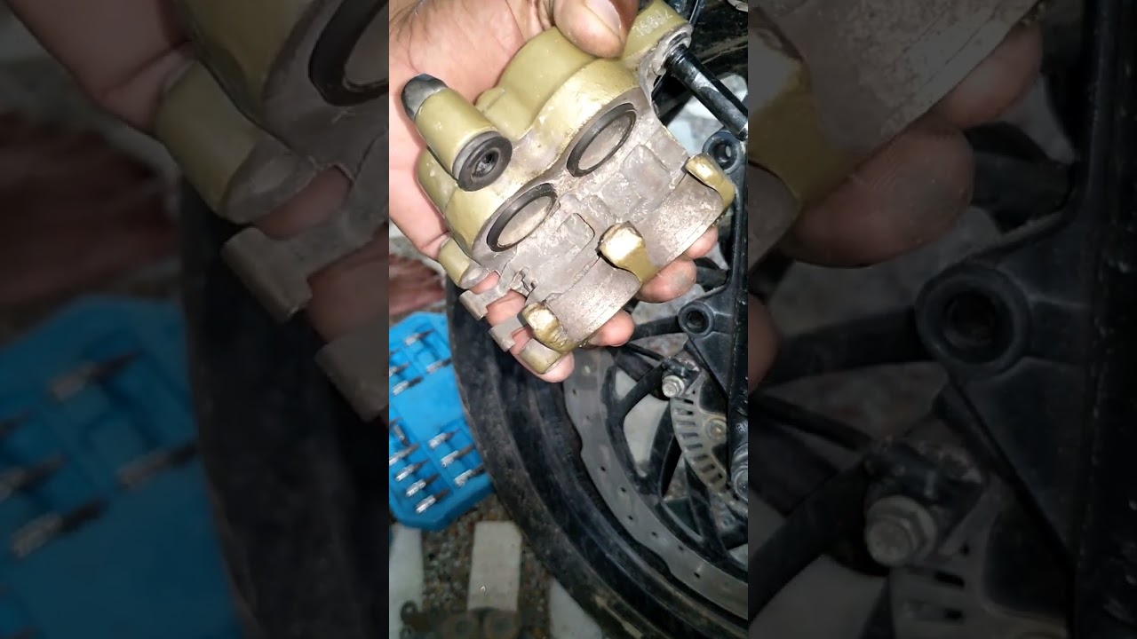 Pulsar rs200 me front brake pad change kare ghar par sirf 230₹ me verry simple method step by step.