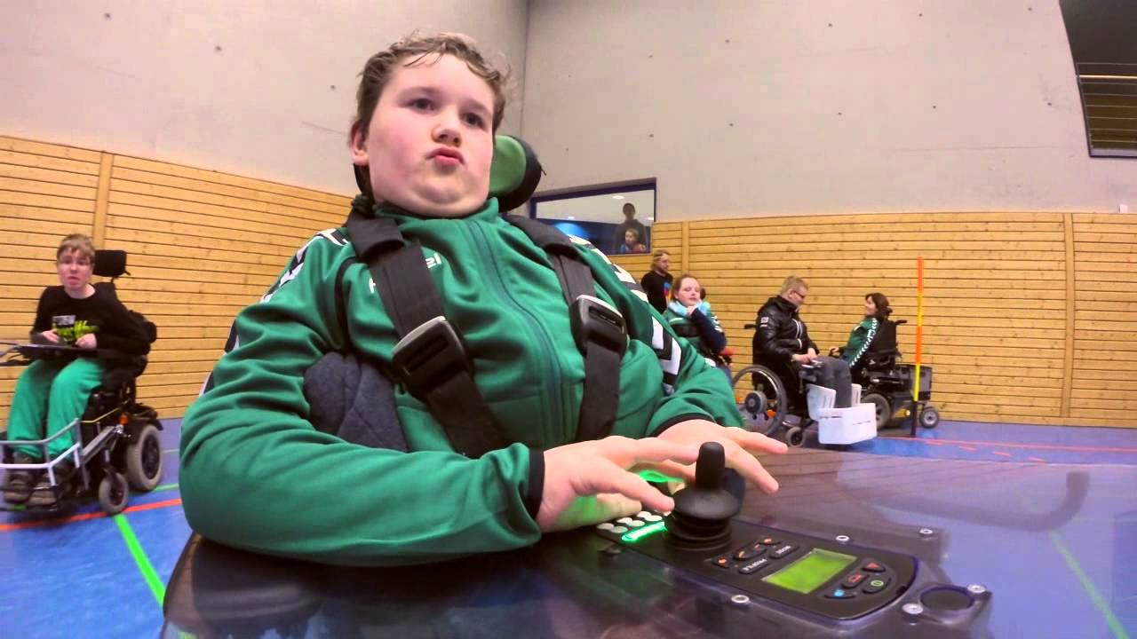 Rollstuhl hält Neunjährigen nicht vom Fußball spielen ab