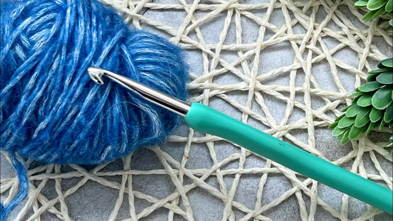 A simple crochet pattern for a baby blanket, cardigan, sweater... 2 rows. Crochet for beginners.