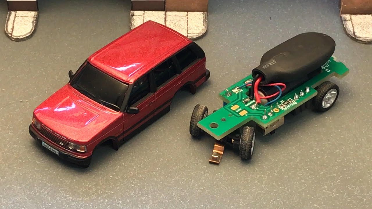 Oxford Diecast Range Rover P38 cars running on the Faller Car System