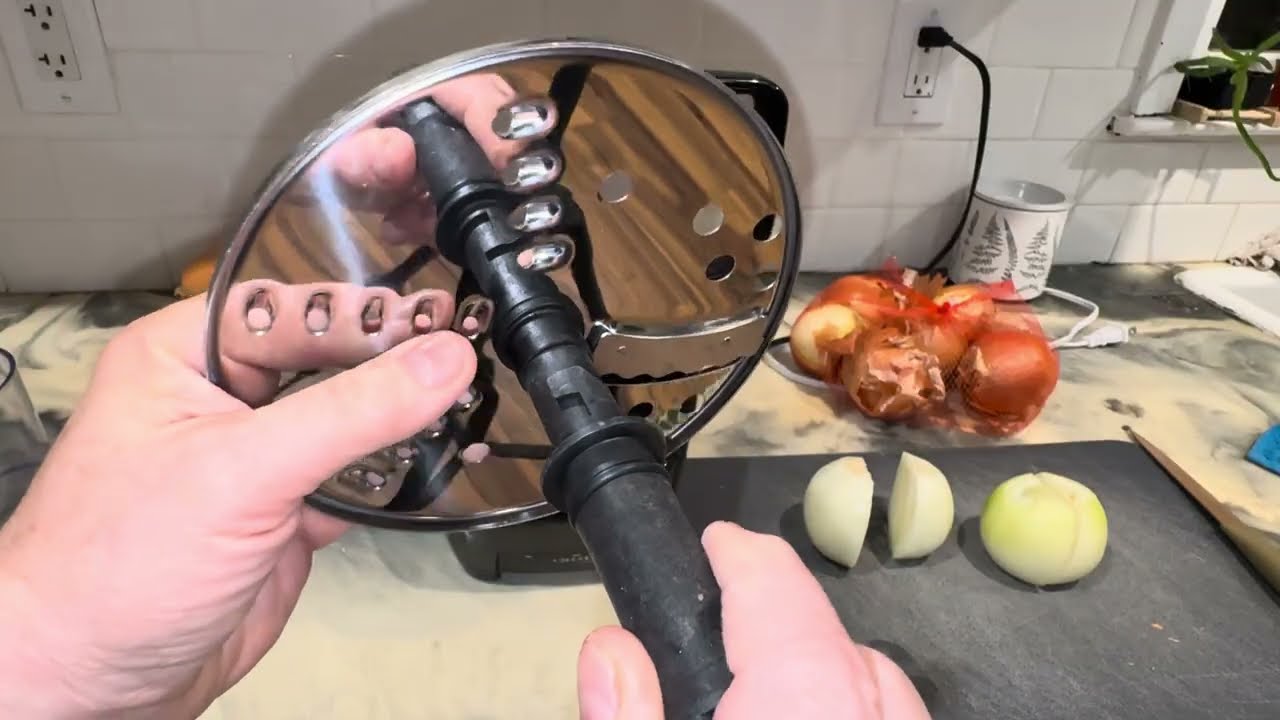 Как использовать дисковый измельчитель Black & Decker для нарезки или натирания продуктов в кухон...