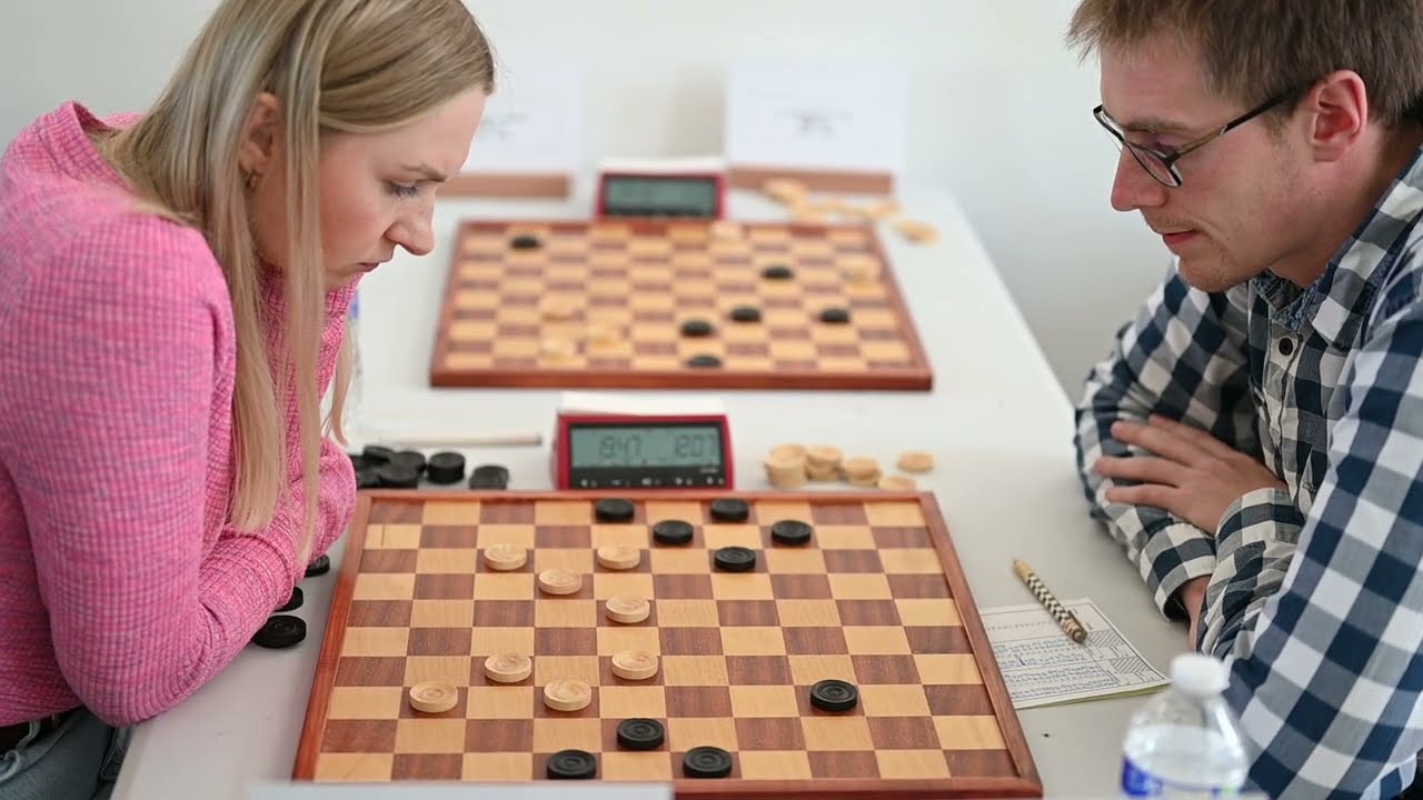 Sacrifice and Tension: Natalia Sadowska vs. Filip Kuczewski's Exciting Draughts Match