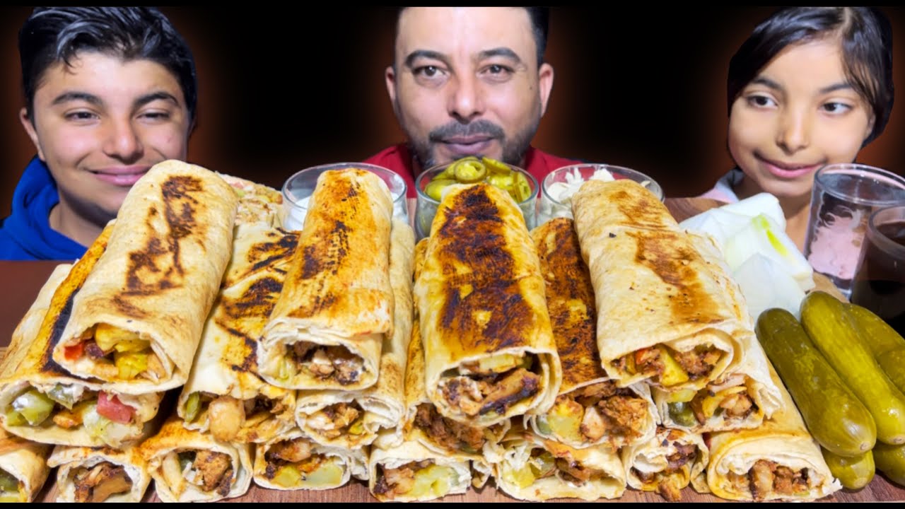 اكل شاورما الدجاج المنزلية مع الثومية مع فلفل حار من أطيب الأكلات