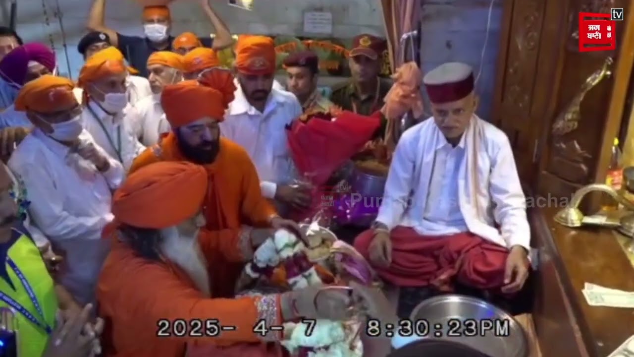 बाबा बालकनाथ  मंदिर में बेअदबी का पूरा वीडियो,मंदिर प्रशासन के लोग VIP बनाकर लाए थे साधु को