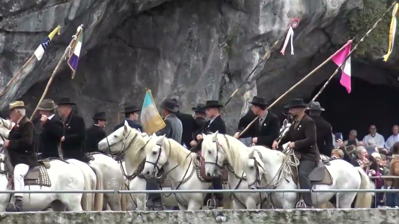 P&eacute;lerinage des Gardians 2025  &agrave; Lourdes  Le salut &agrave; la grotte en pr&eacute;sence des gardians