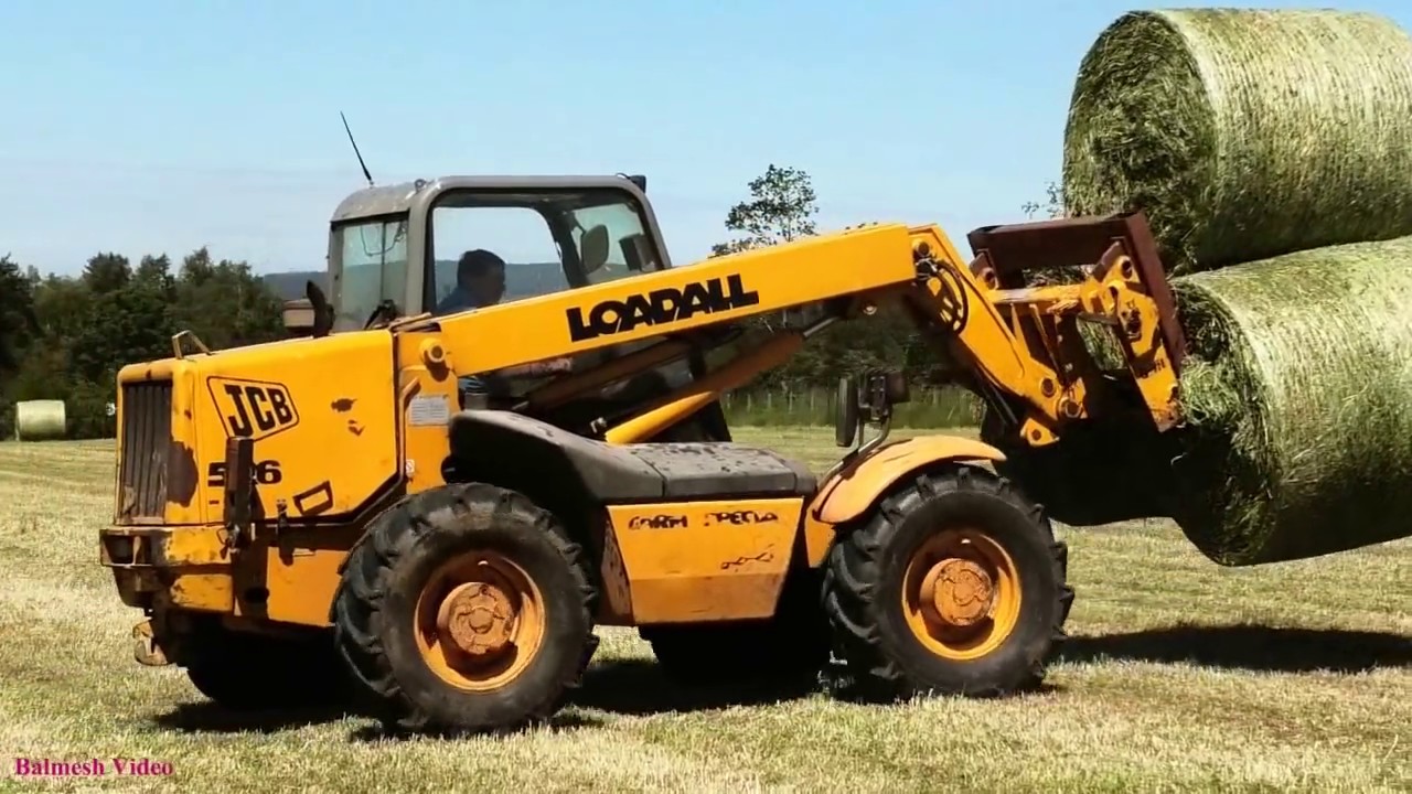 Collecting the Bales with JCB 526 and Vintage Massey