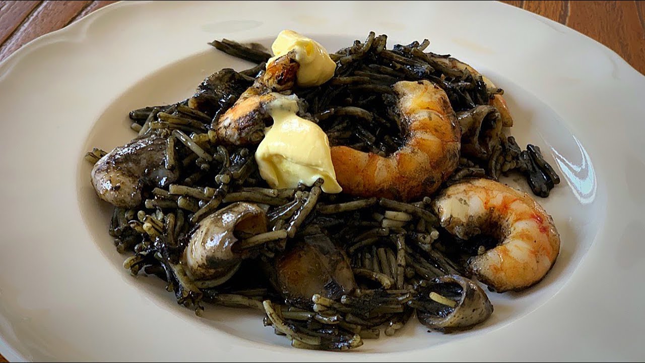 Fácil y rica!! Fideuà negra de chipirones y langostinos