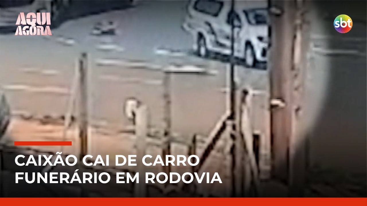 Flagra: Caix&atilde;o cai de carro funer&aacute;rio em rodovia no Paran&aacute; | #AquiAgora
