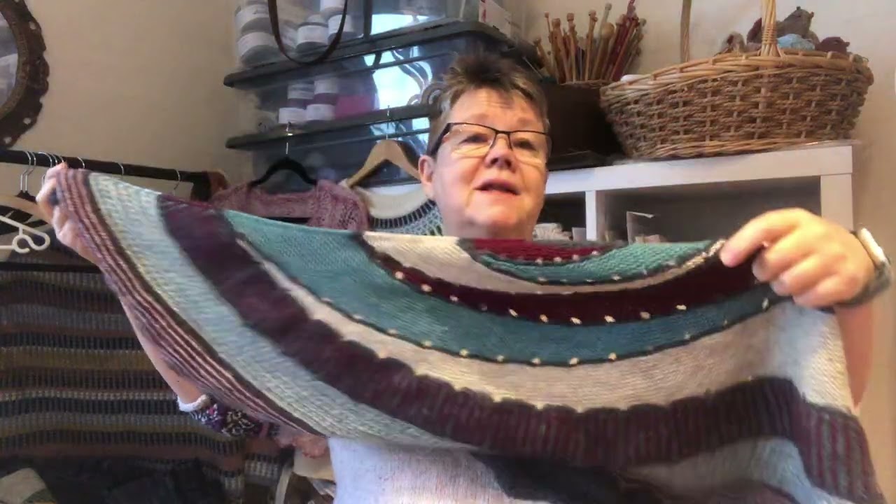 @janeshjemmestrik afsnit 9. Rockefeller sjal og tidselhue færdig. Texture vest på vej.