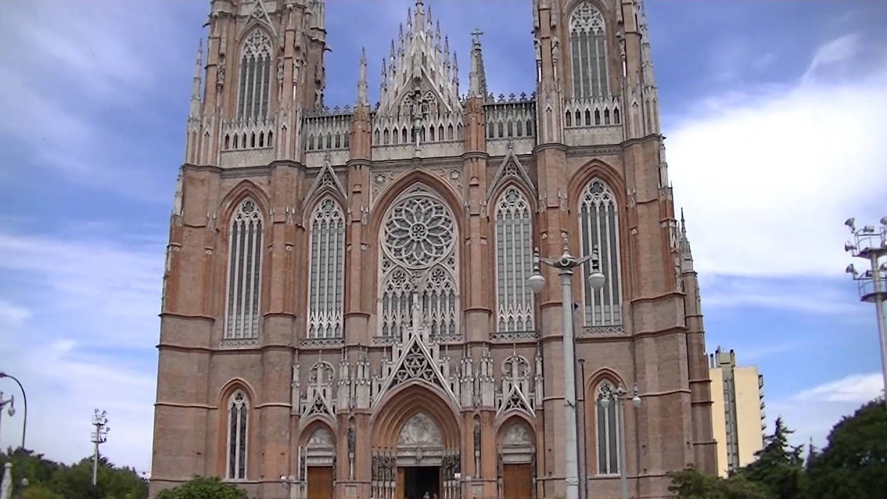 Plaza Moreno y las Campanas de la Catedral de La Plata. 12h - HD