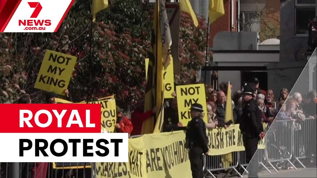 Протестующие ворвались на пасхальную службу в королевскую семью | 7NEWS