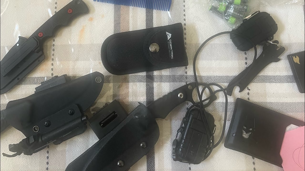 What I EDC. What are your options on which knife I should EDC? Which fire 🔥 starter should I keep? 